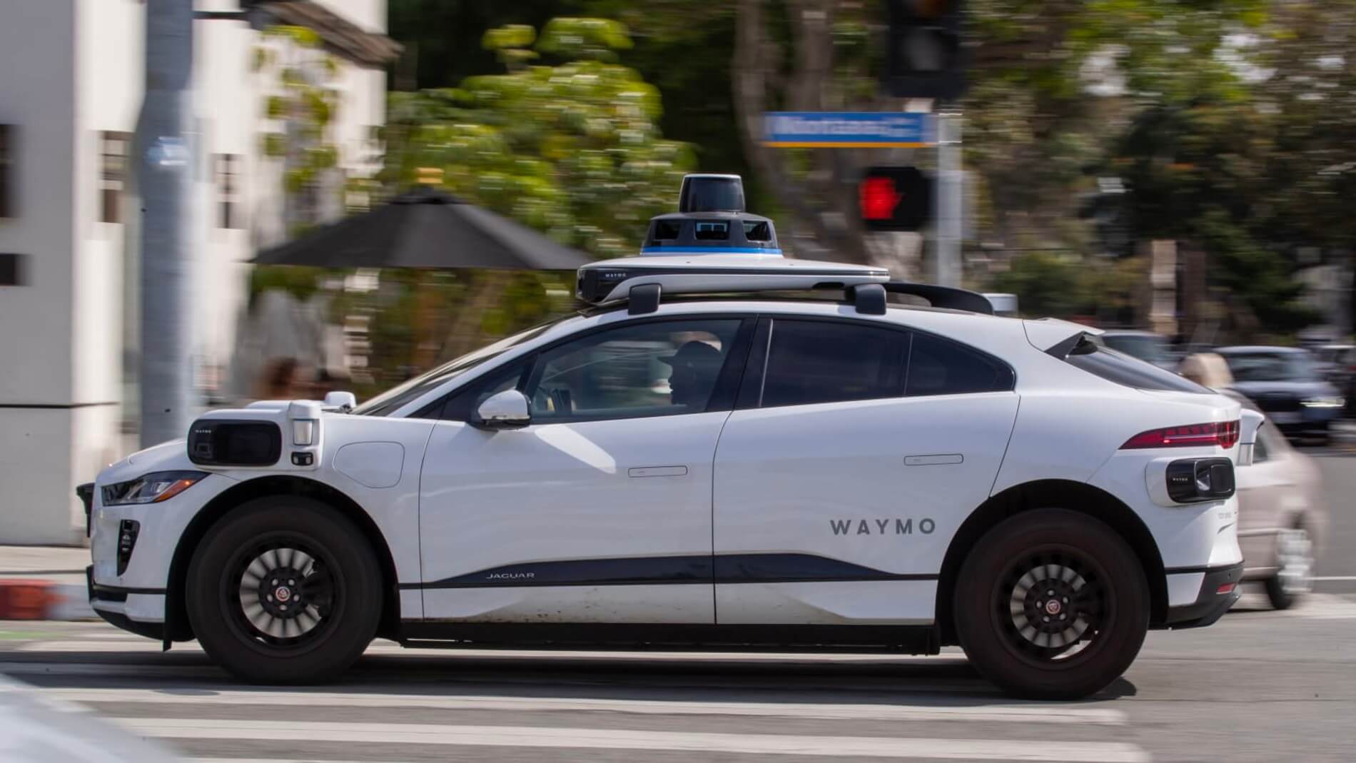Waymo розширює межі безпілотних автомобілів на швидкісні автомагістралі