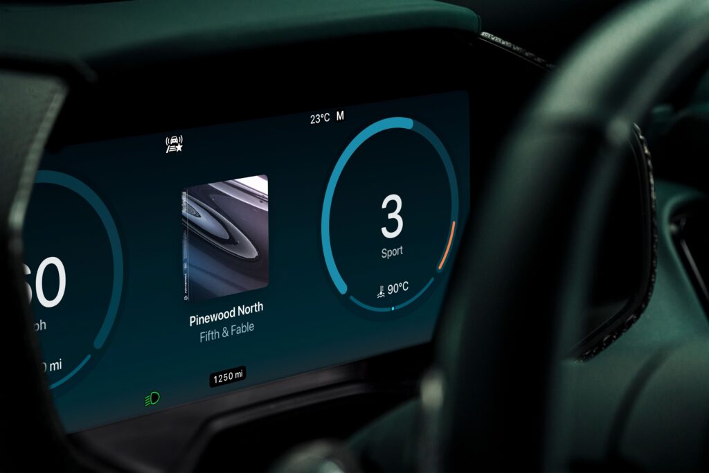 Основний дисплей приладів Aston Martin з CarPlay Ultra
