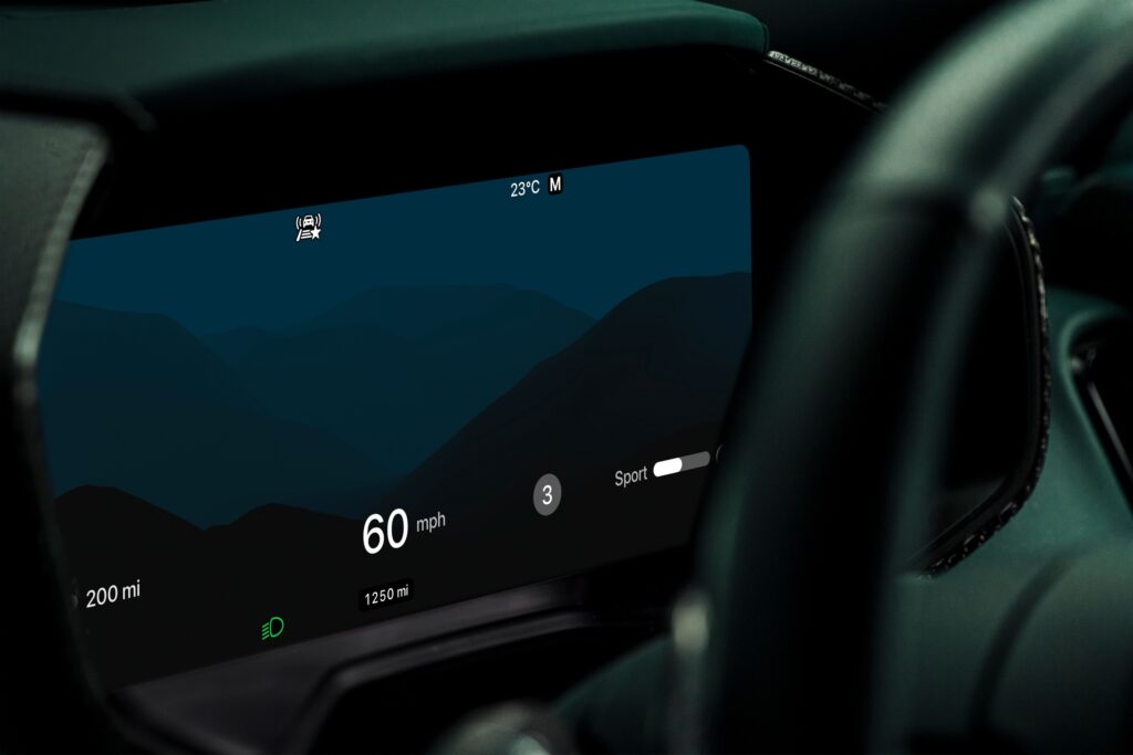 Основний дисплей приладів Aston Martin з CarPlay Ultra
