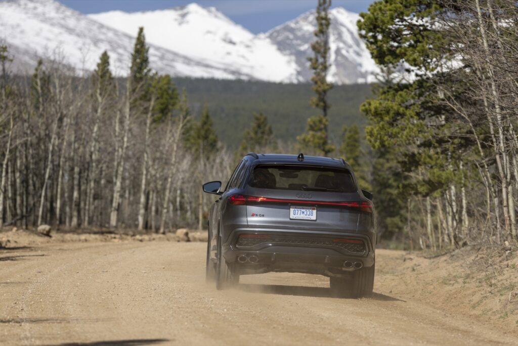 Audi SQ5 на ґрунтовій дорозі