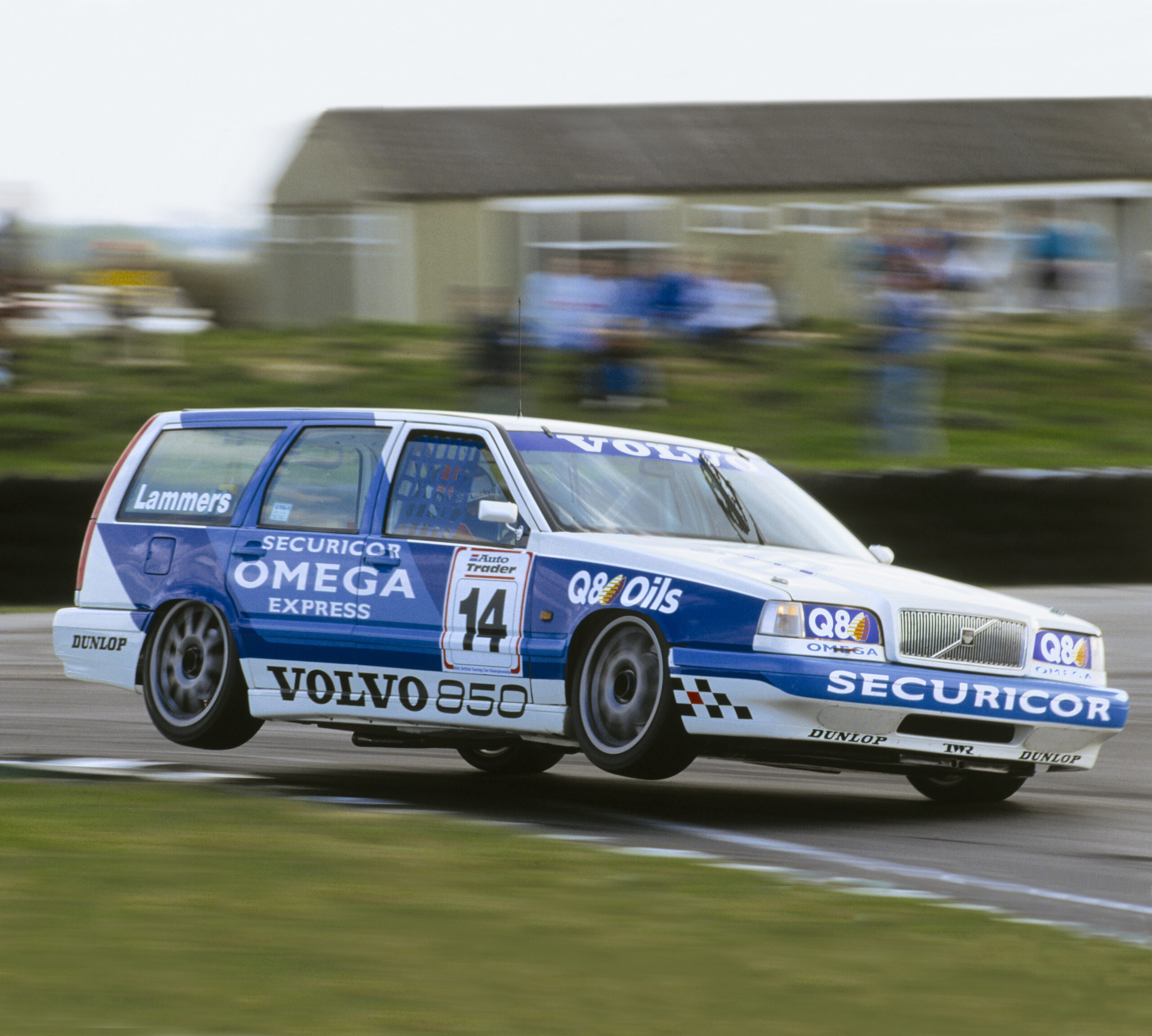 Гоночний автомобіль Volvo 850 Estate під час повороту на двох колесах.